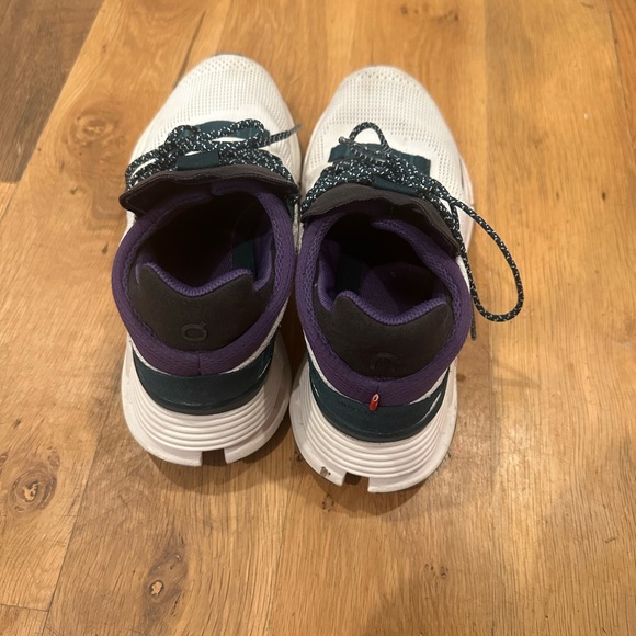 On Clouds Running Shoes - Picture 2 of 6